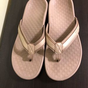 EUC Gold Vionic Sandals size 8